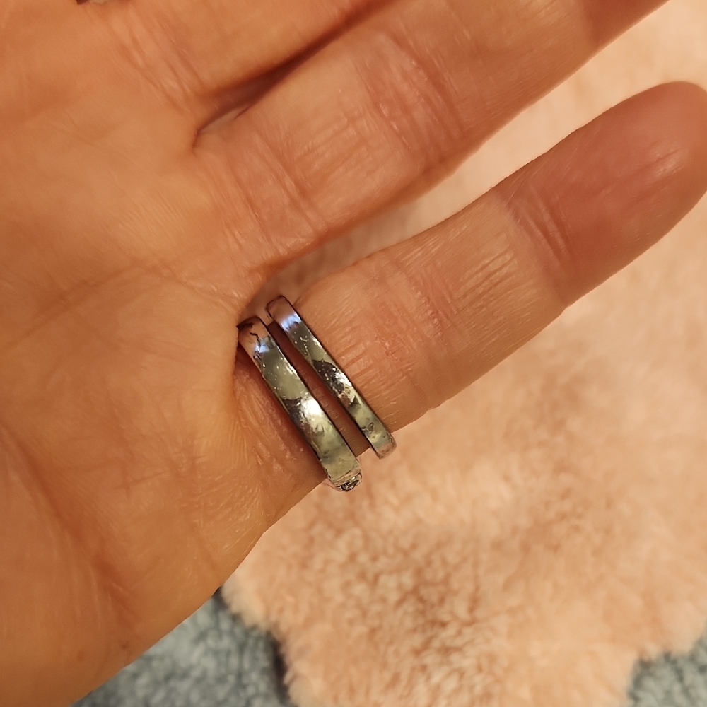 Size 5   Like New!    Elegant Silver Women's Ring with Sparkling Accents - Picture 4 of 6